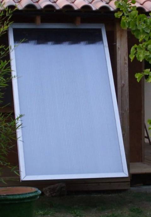Panneau thermique en façade pour chauffe-eau solaire