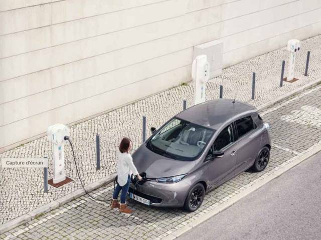 Voiture électrique Renault Zoé en charge