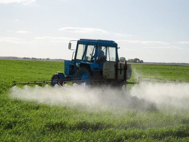 Epandage de pesticides sur une parcelle agricole