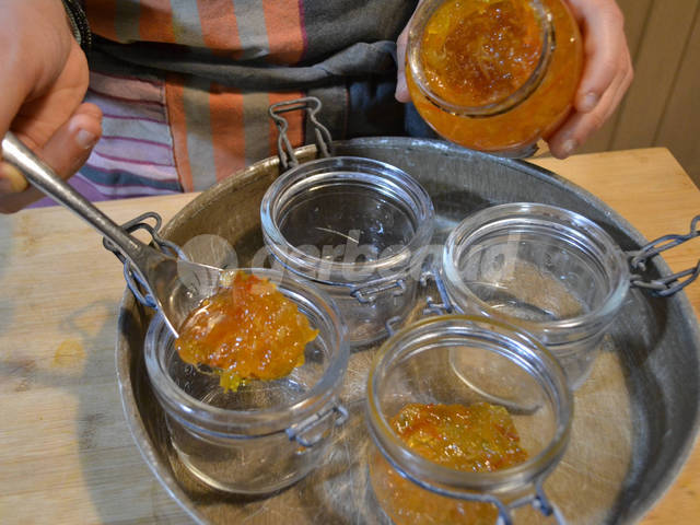 Dépôt de la marmelade au fond des pots