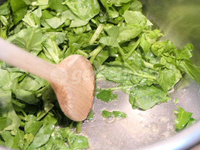 On fait suer le cresson dans le beurre