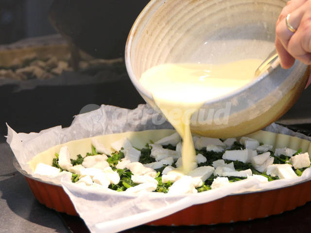 On recouvre cresson et morceaux de chèvre avec l'appareil