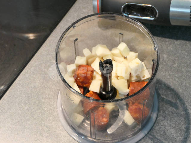Chorizo et dés de brebis dans le bol du mixer