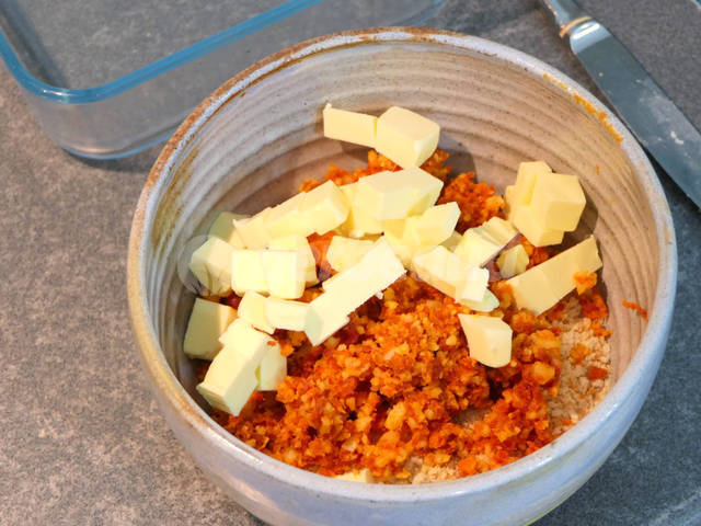 Chapelure, beurre en morceaux et préparation mixée