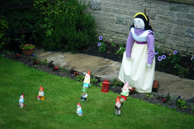 Epouvantail et ses 7 nains de jardin