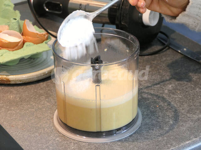 Ajout de la fécule de manioc dans le mélange