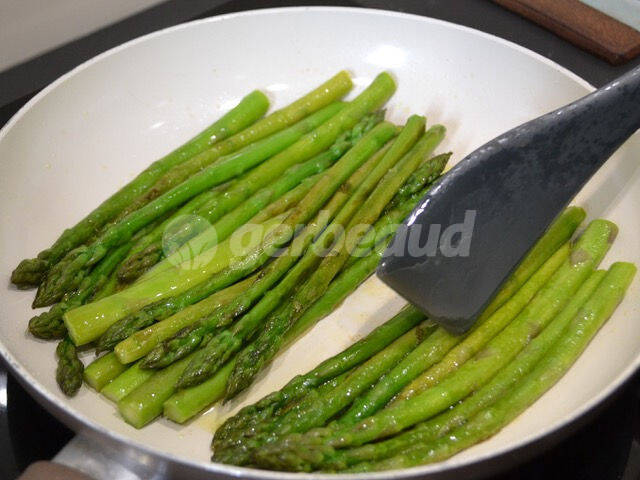 Cuisson des asperges vertes dans l'huile d'olive