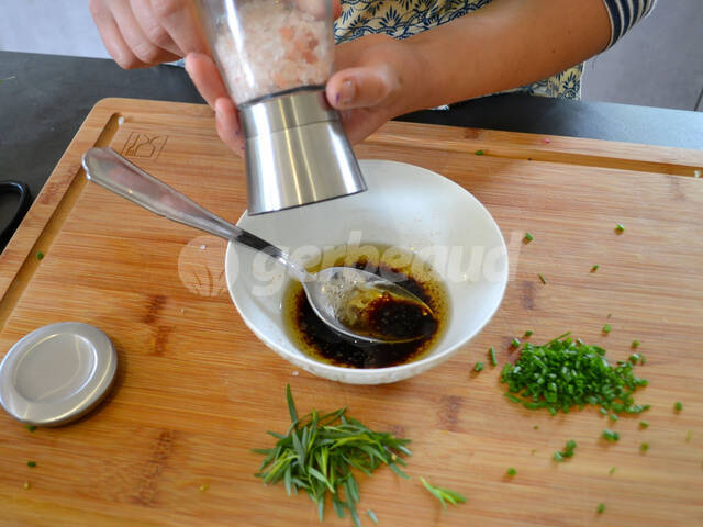 Préparation de la vinaigrette aux fines herbes