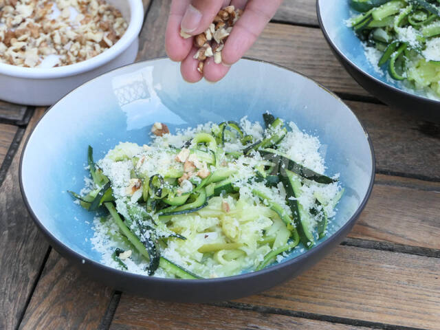 Ajout du fromage et des noix