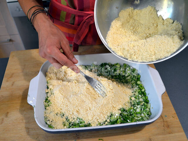 Dépose du mélange crumble-parmesan sur les fenouils
