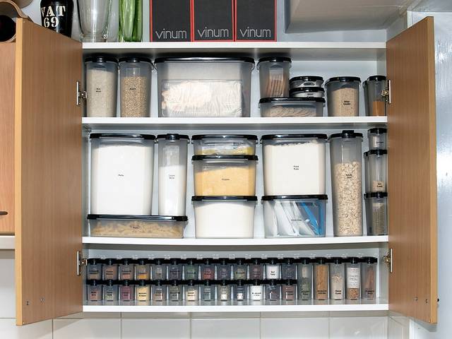 Rangement des aliments en boîtes hermétiques
