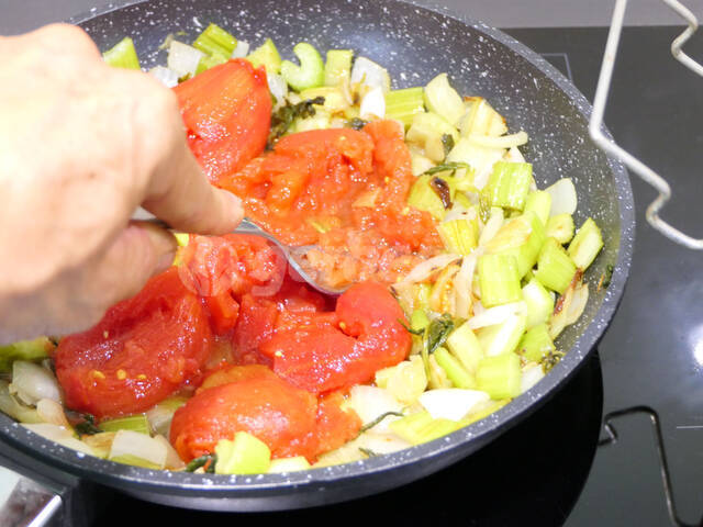 Ajout des tomates pelées