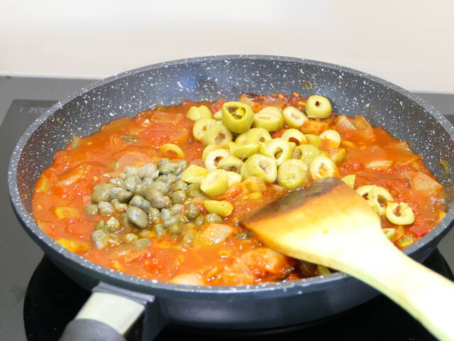 Mélange des câpres et des olives vertes