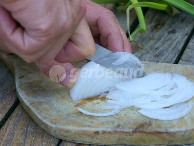 Emincer finement l'oignon blanc
