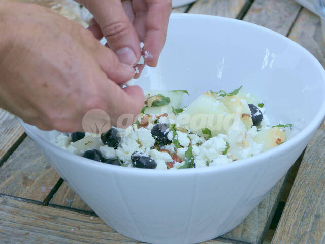 Ajout de la féta et des olives