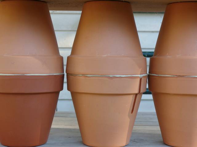 Guirland-Oyas, l'invention d'ollas en terre cuite reliées entre elles pour  économiser l'eau d'arrosage - NeozOne