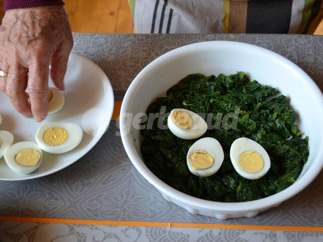 Dépose des oeufs sur la tétragone cuite