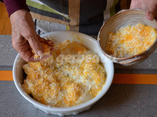 On saupoudre de fromage râpé