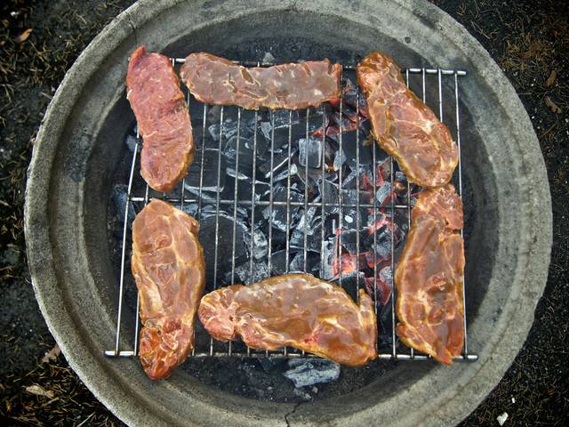 Brasero en pierre avec grille pour cuisson