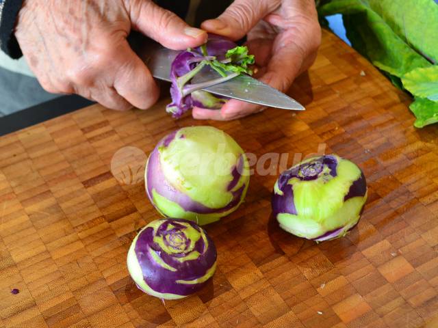 Epluchage des choux-rave