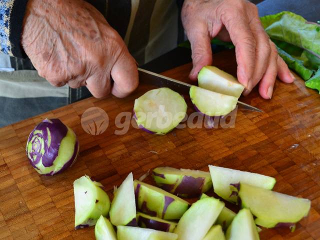 Découpe des choux rave en quartiers