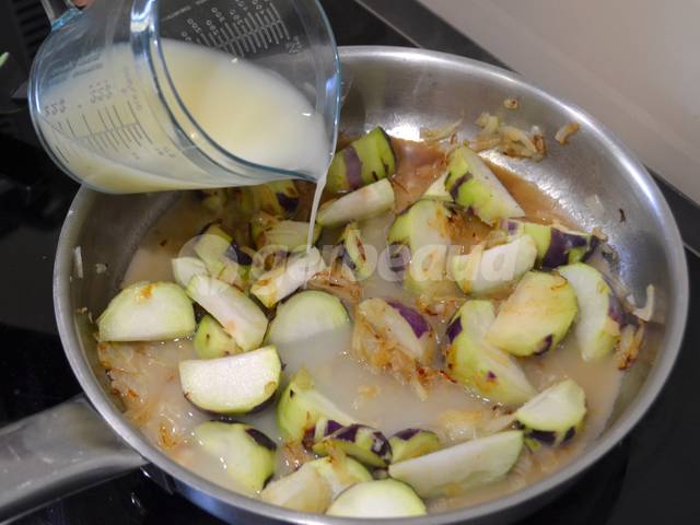 On recouvre la préparation avec le bouillon