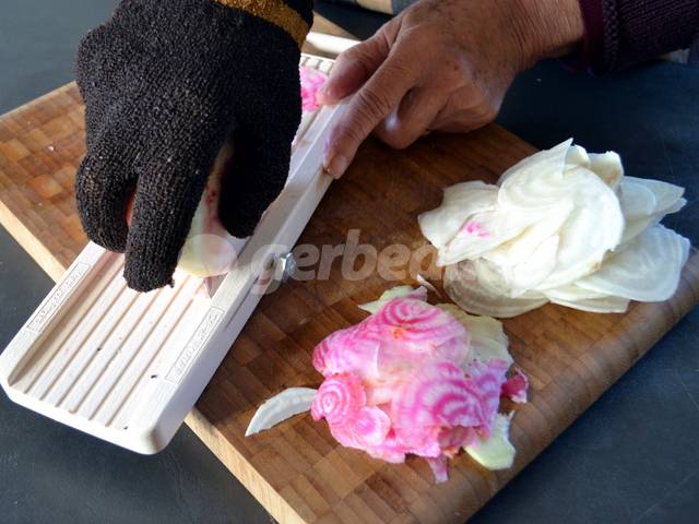 Réalisation de fines tranches à la mandoline