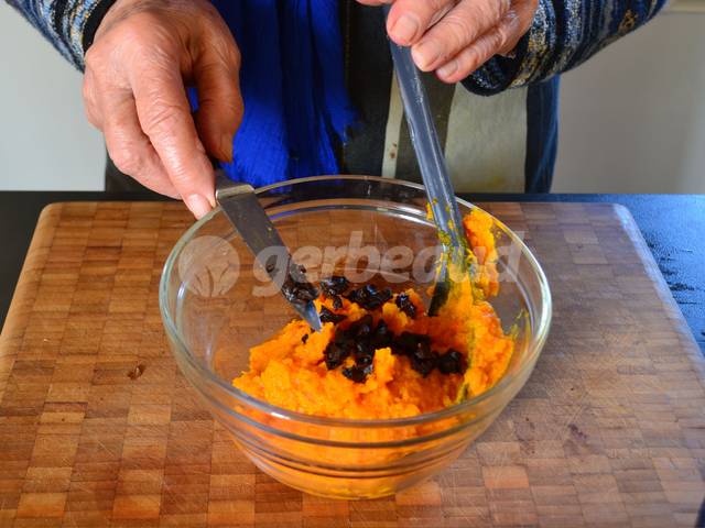 Ajout de l'ail noir émincé