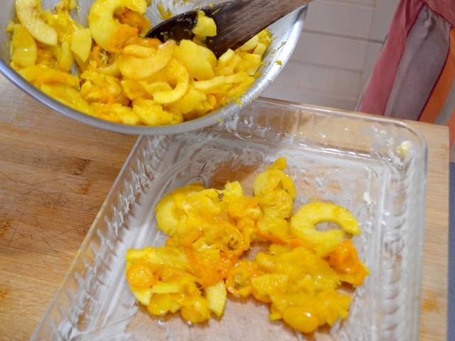 Disposition des fruits au fond du plat beurré