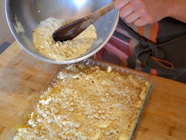 Recouvrir du mélange crumble avant cuisson