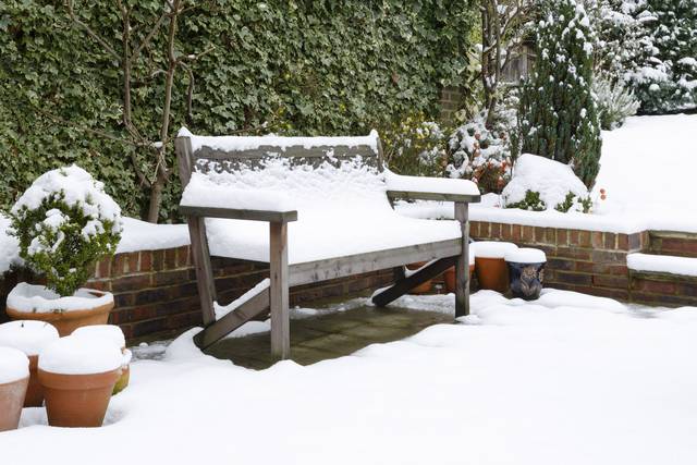 Mobilier de jardin sous la neige