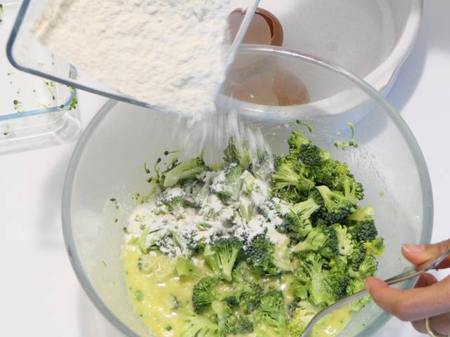 Incorporation du brocoli haché et de la farine