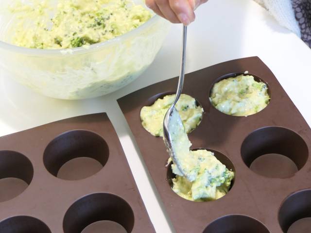 Remplissage des moules à muffins