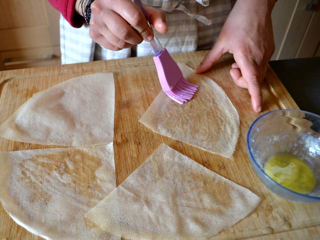 Passage du beurre fondu au pinceau