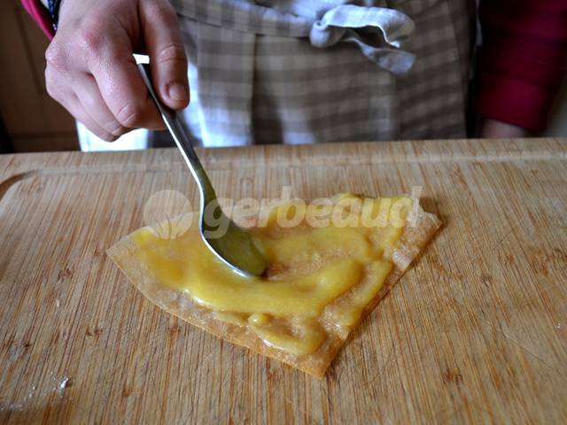 Etalement du lemon curd sur la première feuille