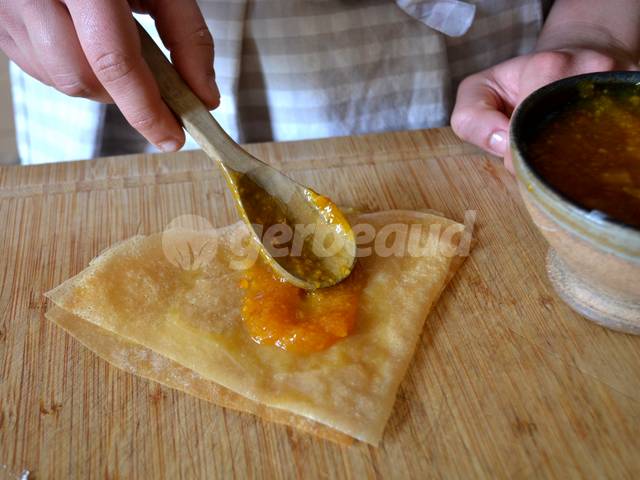 Etalement de la marmelade sur la deuxième feuille