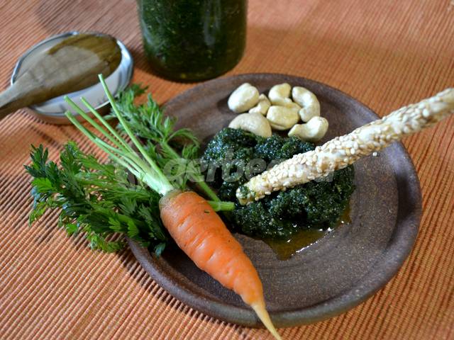 Pesto de fanes de carottes et noix de cajou