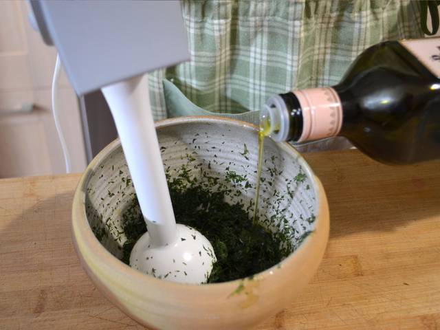 Mixage et ajout de l'huile d'olive