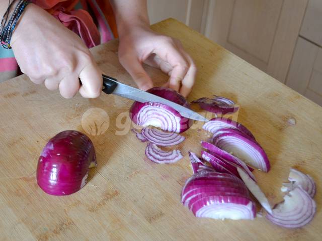 Emincer les oignons