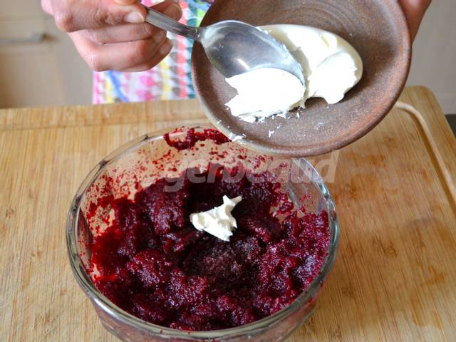 Ajout du mascarpone dans la purée de betteraves