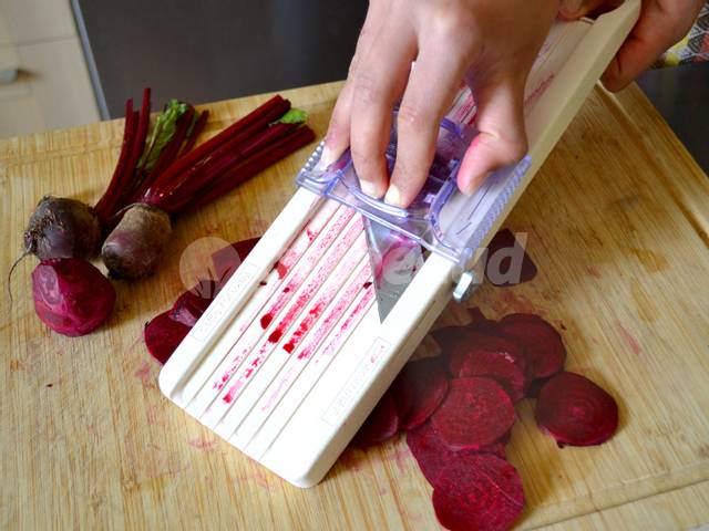 Tranchage des jeunes betteraves à la mandoline