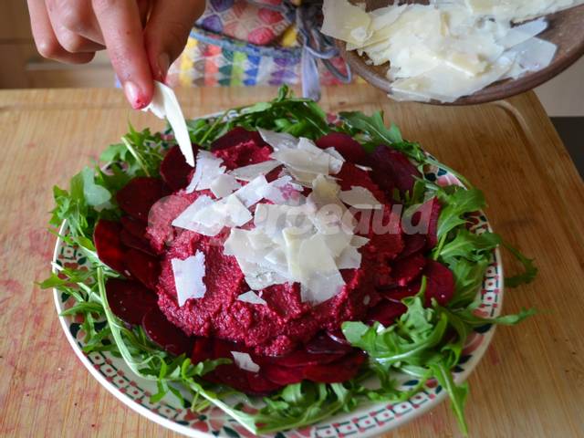 On parsème avec les lamelles de parmesan