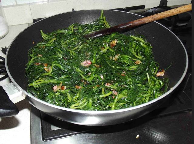 Salsola soda sautée à la poele avec des lardons