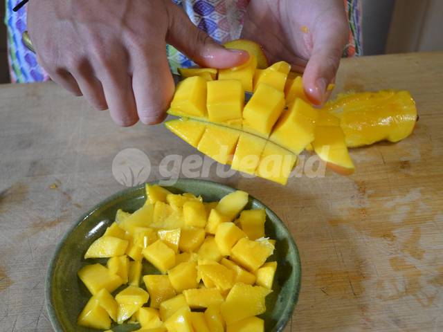Découpe des morceaux de mangue