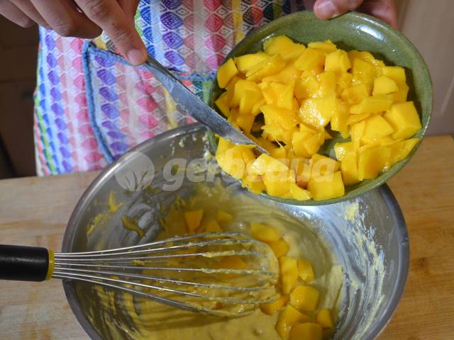 Ajout des morceaux de mangue fraîche