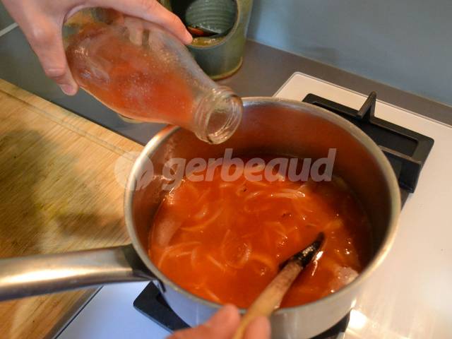 Cuisson de l'oignon dans le jus de tomates