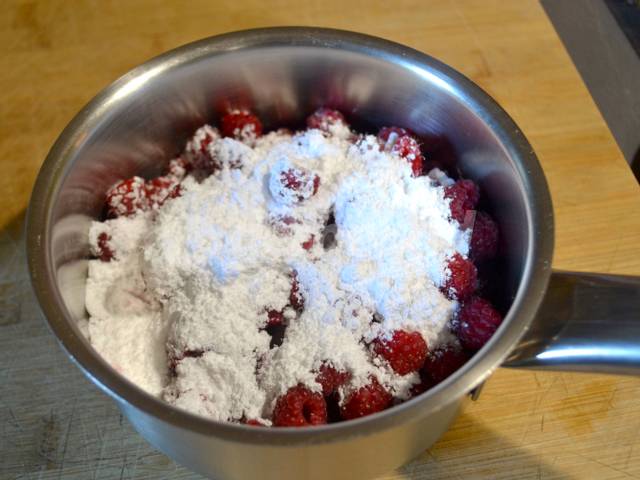 Sucre et framboises dans une casserole avant cuisson
