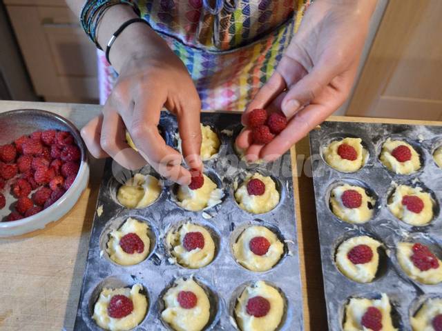 Ajout d'une framboise avant cuisson pour la déco