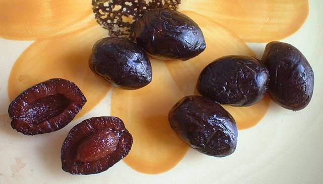 Olives noires piquées au sel prêtes à être consommées
