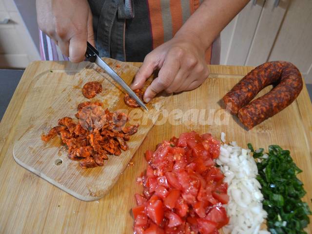 Découpe du chorizo en dés
